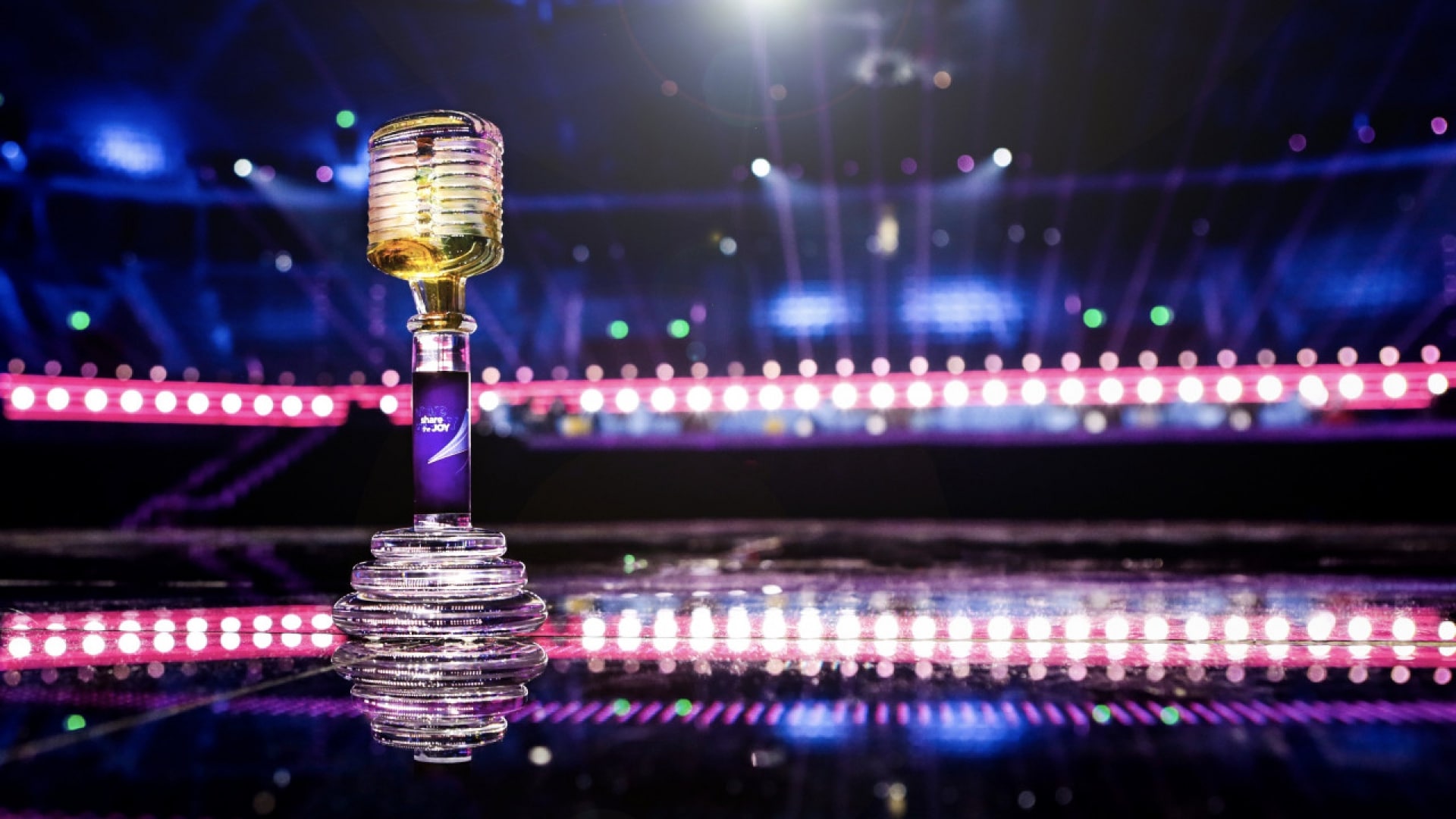 A 2019-es Junior Eurovíziós Dalfesztivál győztesének járó, a svéd Kosta Boda által tervezett trófa a lengyelországi Arena Gliwice színpadán - Thomas Hanses (EBU) fotója