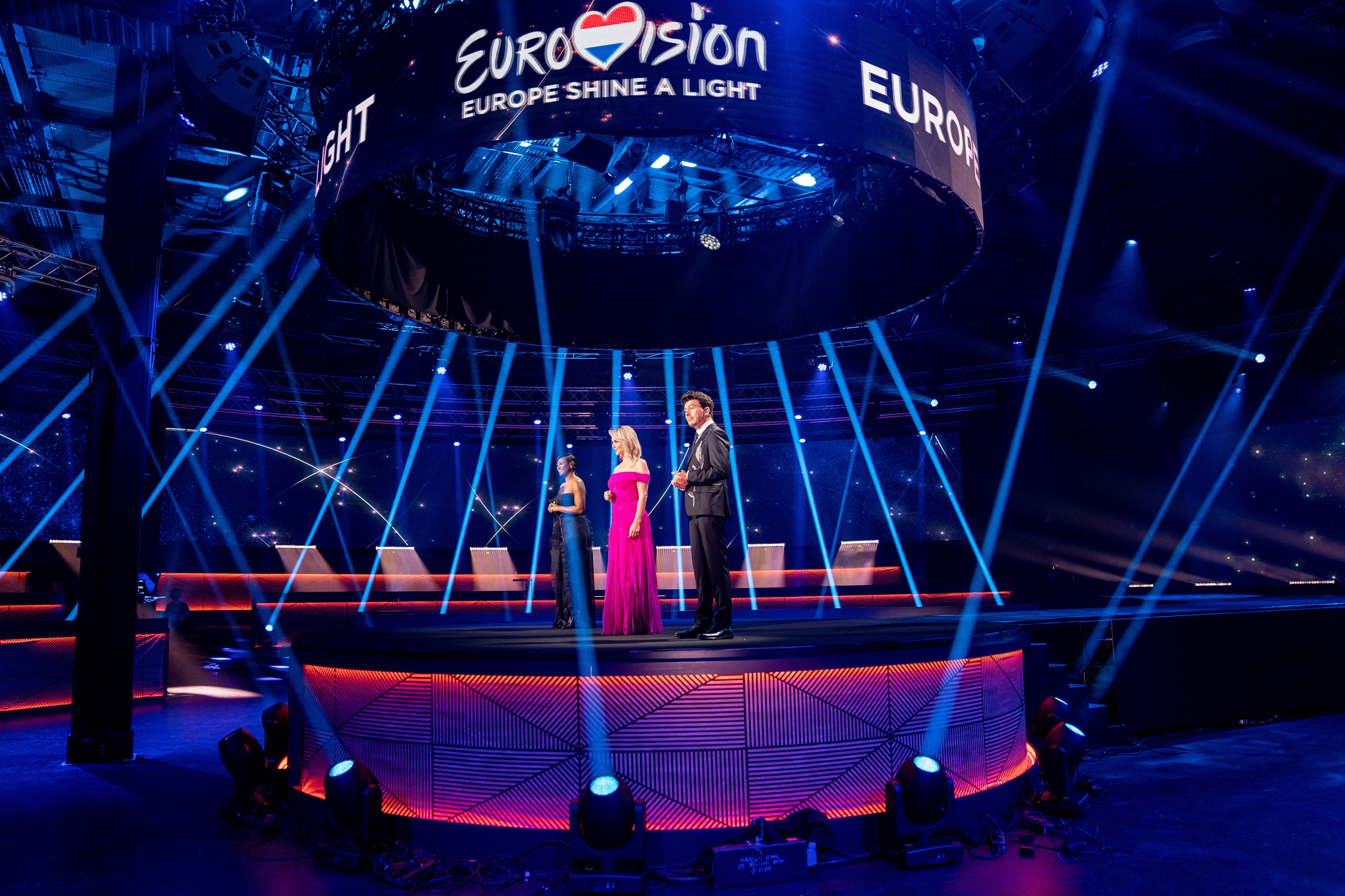 A Eurovision - Europe Shine A Light 2020 gálaműsor műsorvezetői a hilversumi stúdióban - Edsilia Rombley, Chantal Janzen és Jan Smit - Kris Pouw-fotója (EBU)