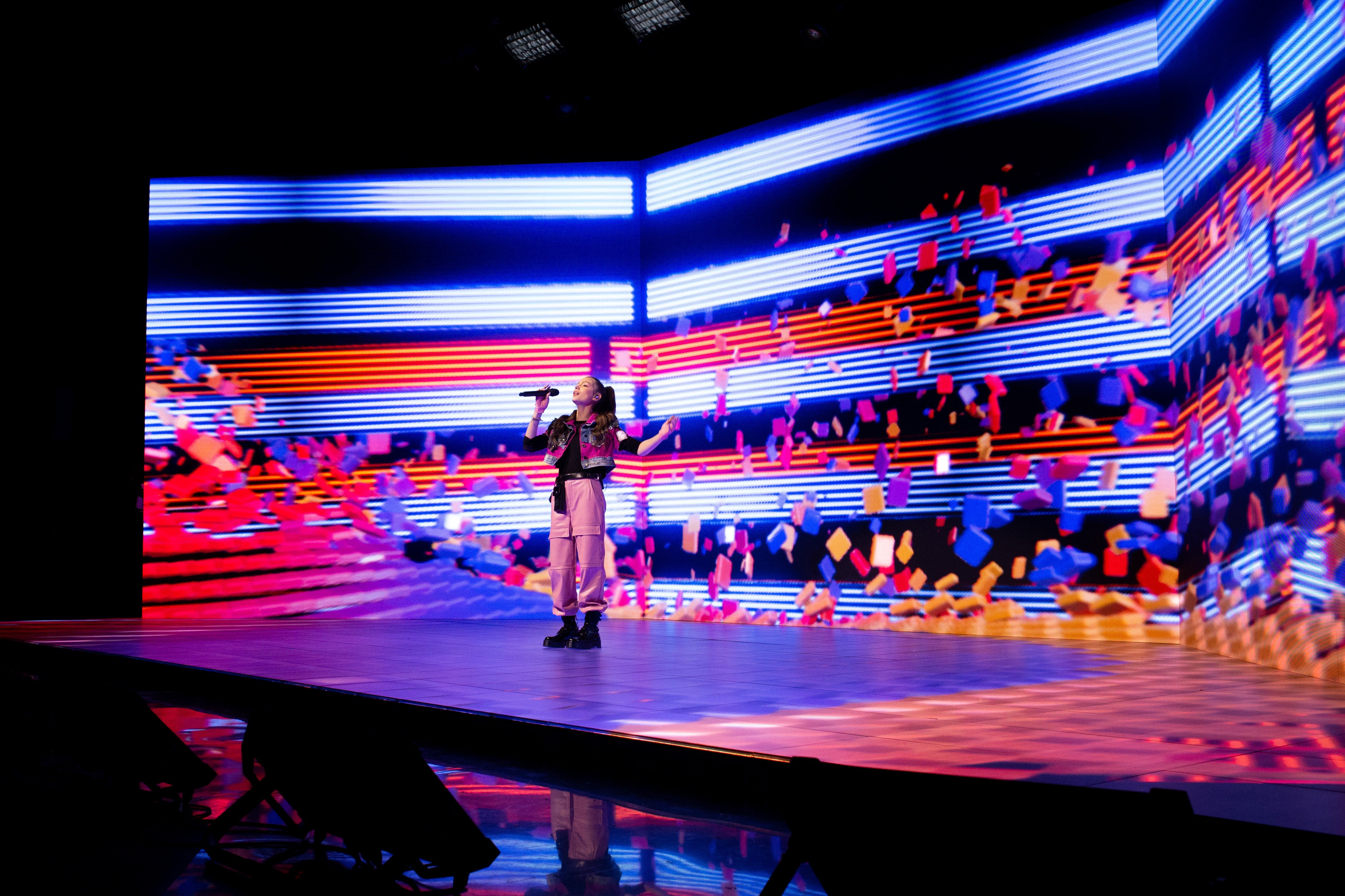 Viki Gabor, a 2019-es Junior Eurovíziós Dalfesztivál győztese Varsóban, a 2020-as verseny digitális Ünnepélyes Megnyitóján a Move The World témadalt előadása közben - Stijn Smulders (EBU) fotója