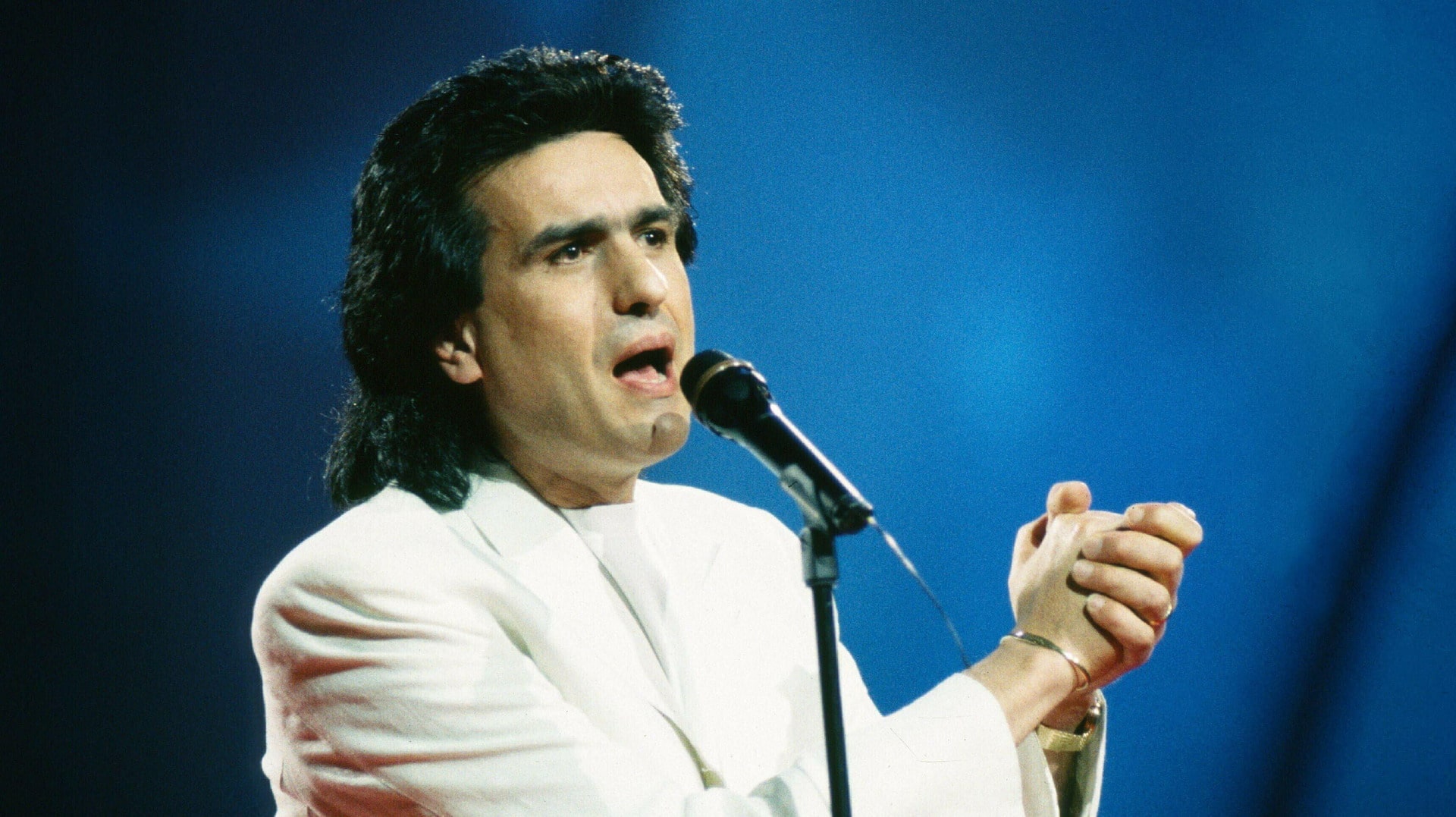 Toto Cutugno, az 1990-es zágrábi Eurovíziós Dalfesztivál olasz versenyzője és győztese a Insieme 1992 című dal előadásak közben