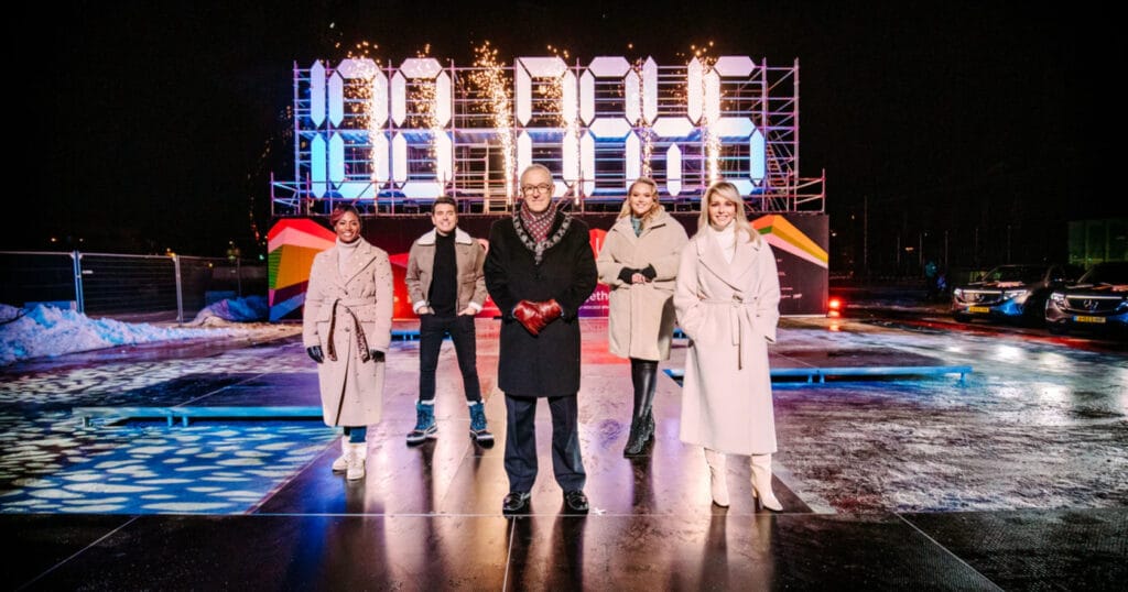 A 2021-es Eurovíziós Dalfesztivál műsorvezetői és Ahmed Aboutaleb, Rotterdam polgármestere - Nathan Reinds fotója