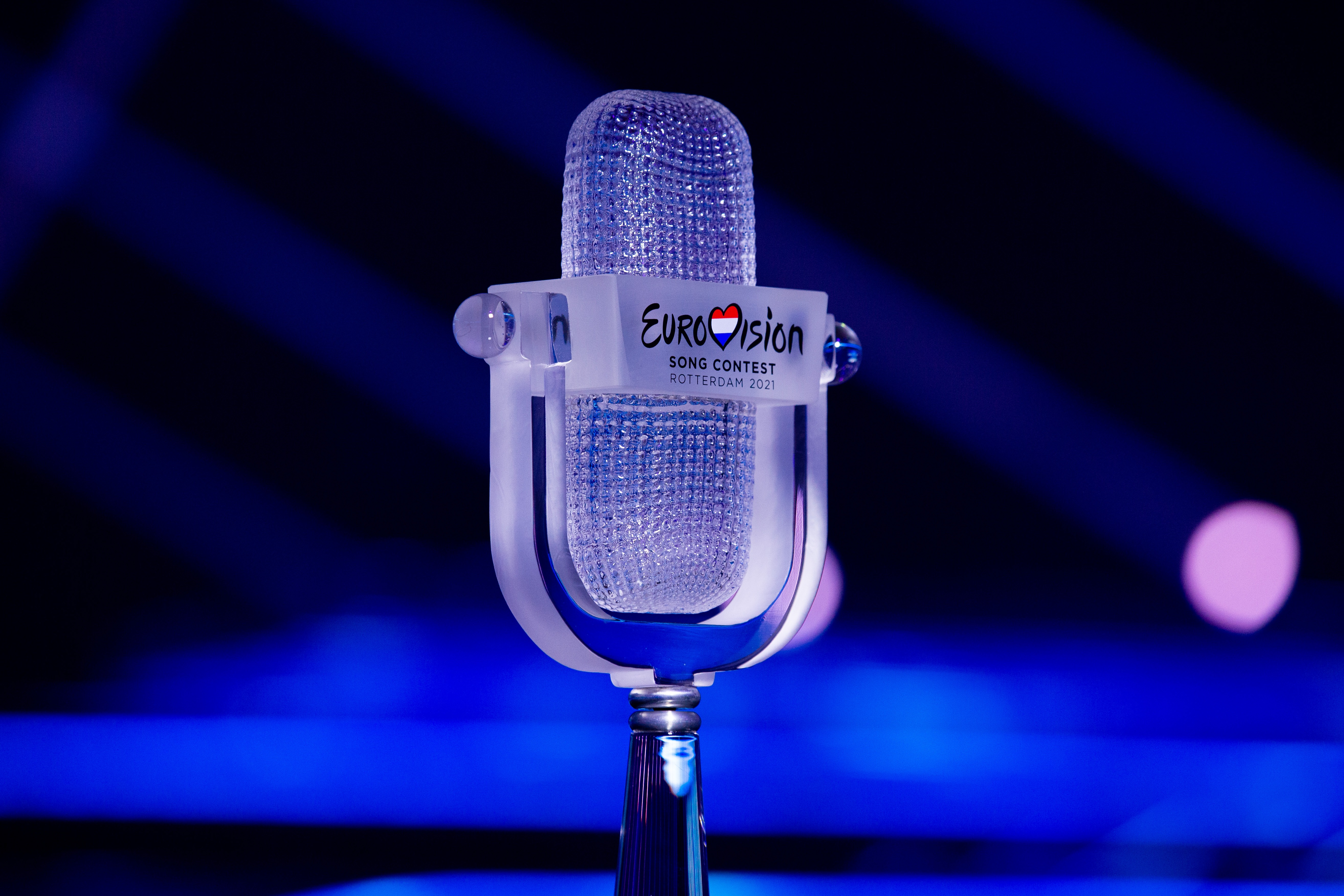 A 2021-es Eurovíziós Dalfesztivál kristálymikrofon trófeája a Rotterdam Ahoy színpadán - Stijn Smulders (EBU) fotója