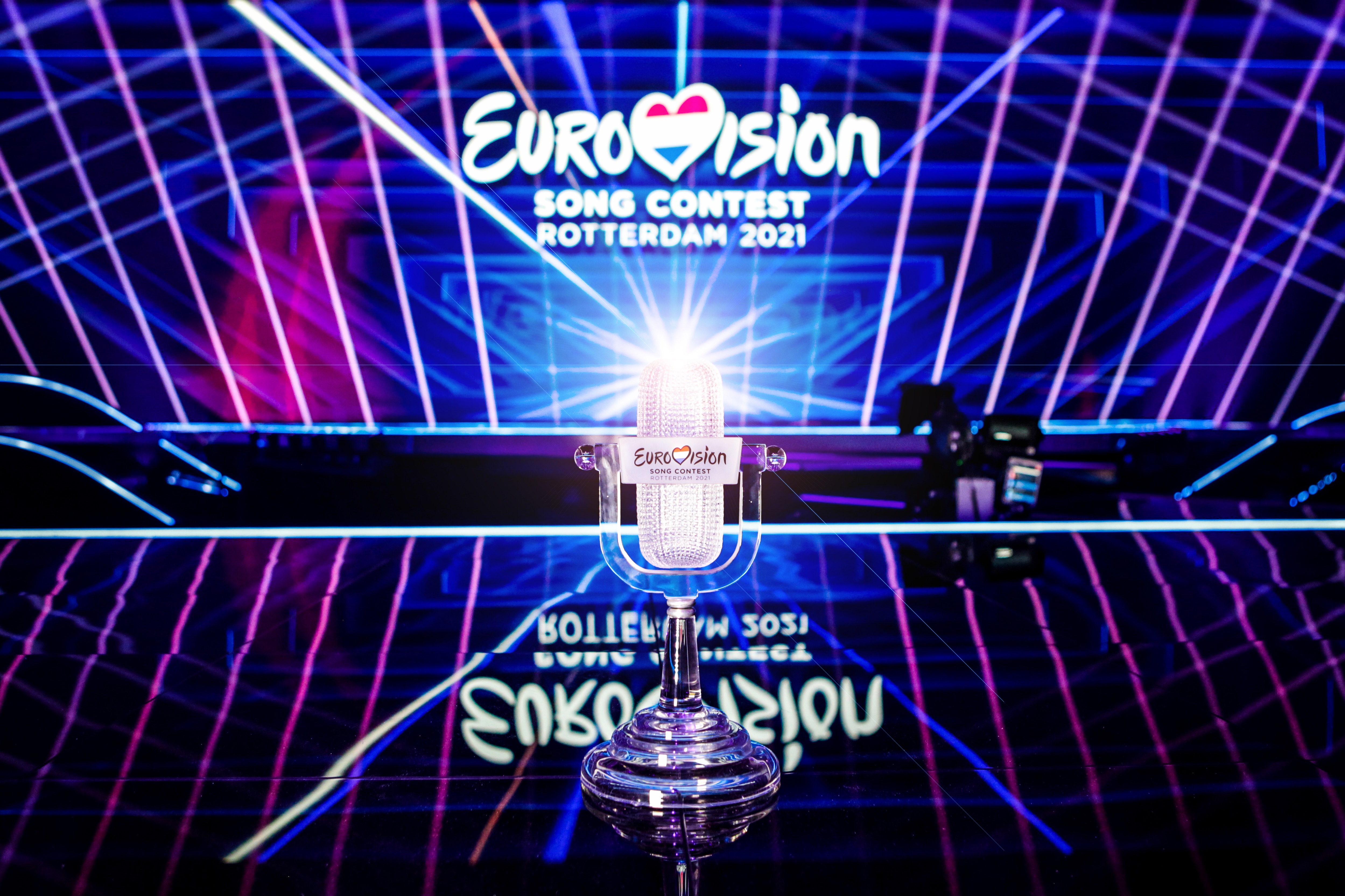 A 2021-es Eurovíziós Dalfesztivál trófeája a Rotterdam Ahoy színpadán - Thomas Hanses (EBU) fotója