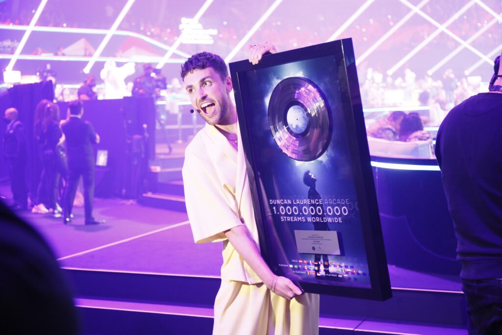 Duncan Laurence átveszi az egymillárd meghallgatást elérő Arcade utáni platinalemezes elismerését a rotterdami Eurovíziós Dalfesztivál első elődöntőjében, 2021. május 18-án - Andreas Putting (EBU) fotója