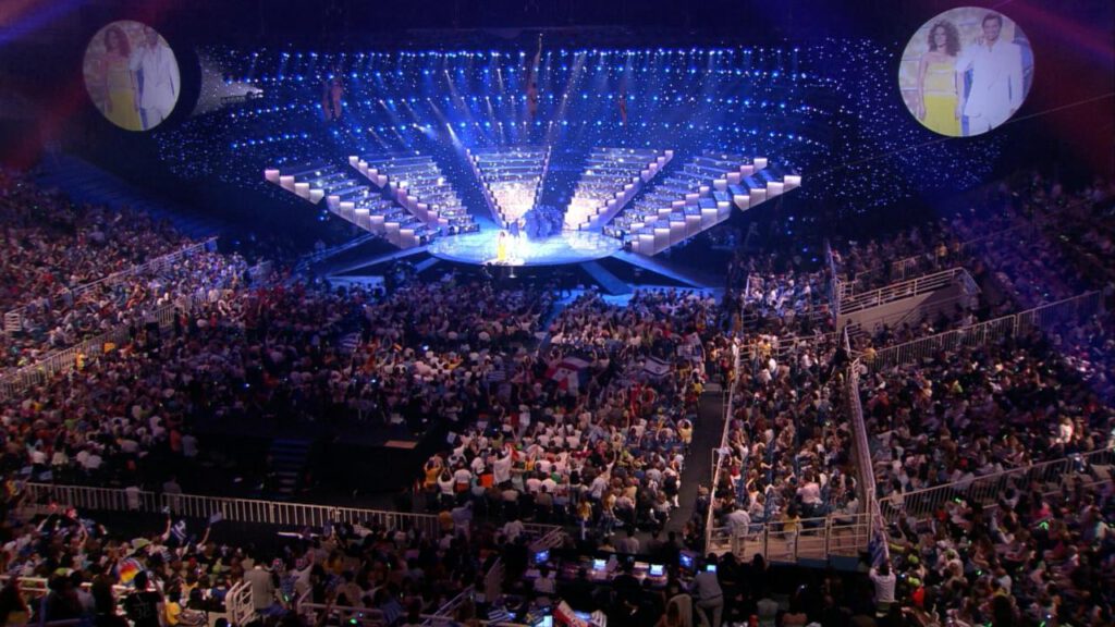 A szurkolók zsúfolásig megtöltötték a Nikos Galis Olimpiai Csarnokot (Athén, Görögország) - Eurovision.tv pillanatképe a HD-felvétel részletén
