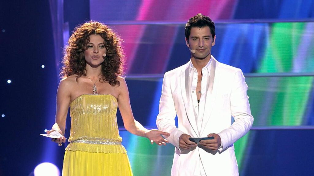 Maria Menounos és az Eurovízió kedvence, Sakis Rouvas - Eurovision.tv pillanatképe a HD-felvétel részletén