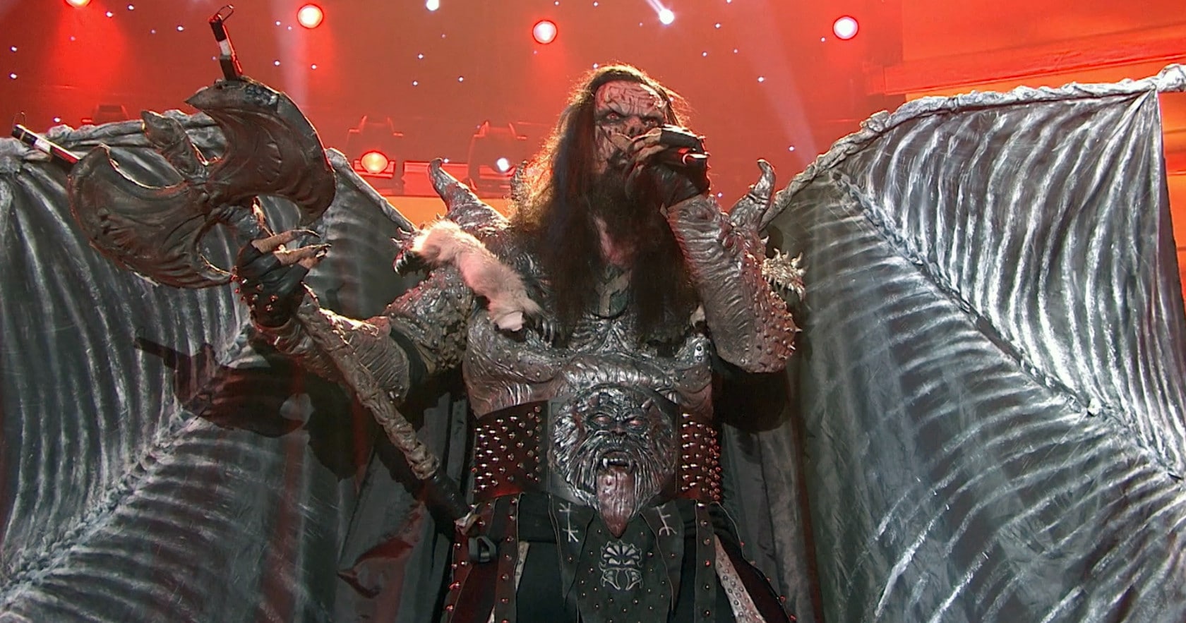 Mr Lordi kitárja szárnyait dicsőséges nagy felbontásban - Eurovision.tv pillanatképe a HD-felvétel részletén