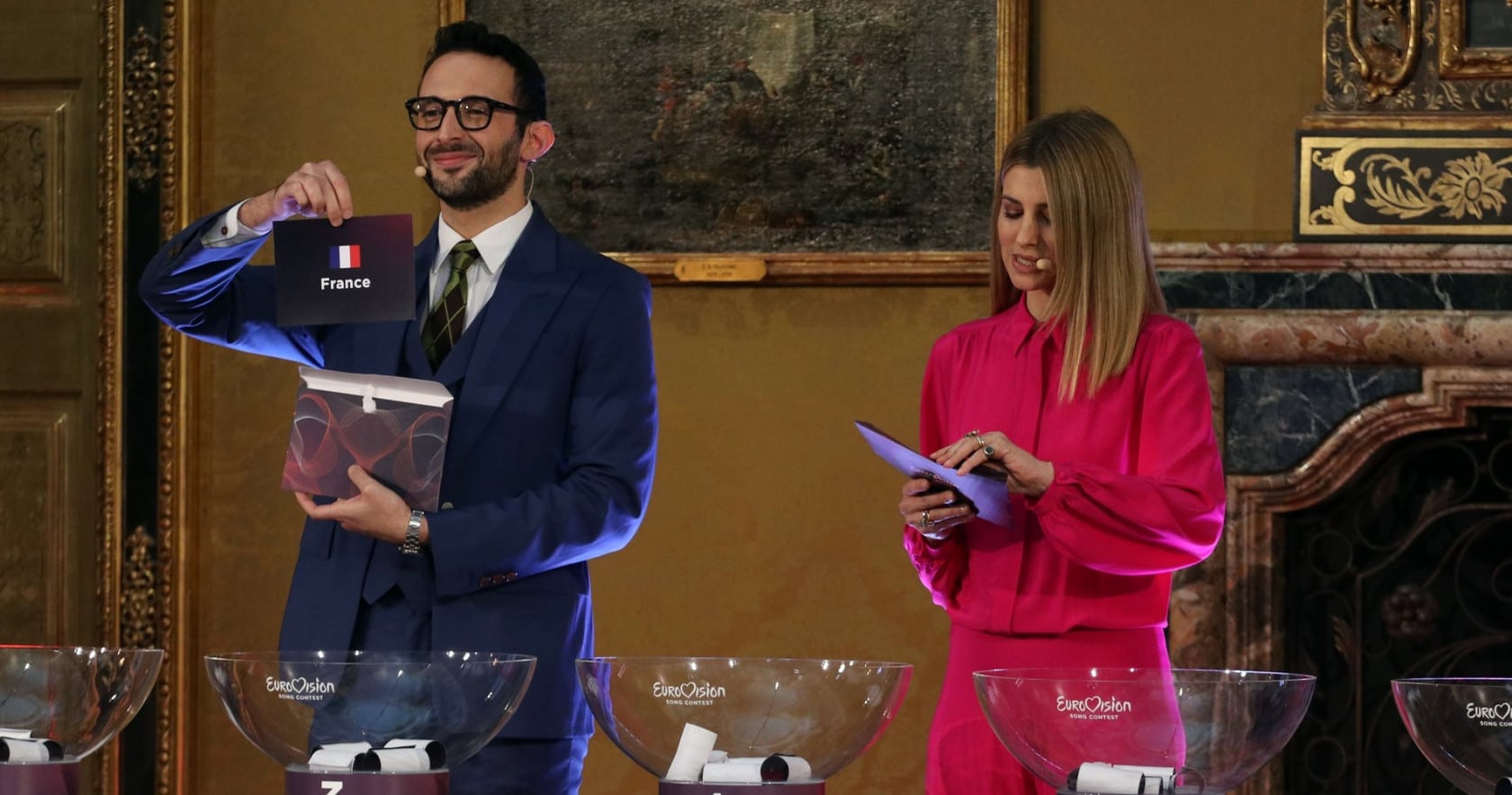 Mario Acampa és Carolina Di Domenico, a 2022-es Eurovíziós Dalfesztivál elődöntős sorsolásának házigazdái - Eurovision.tv fotója