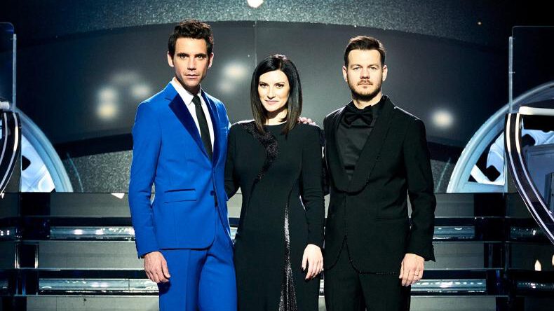 Mika, Laura Pausini és Alessandro Cattelan, a 2022-es torinói Eurovíziós Dalfesztivál műsorvezetői a RAI fotóján, a SanRemo 2022 színpadán (Giulio Rustichelli)