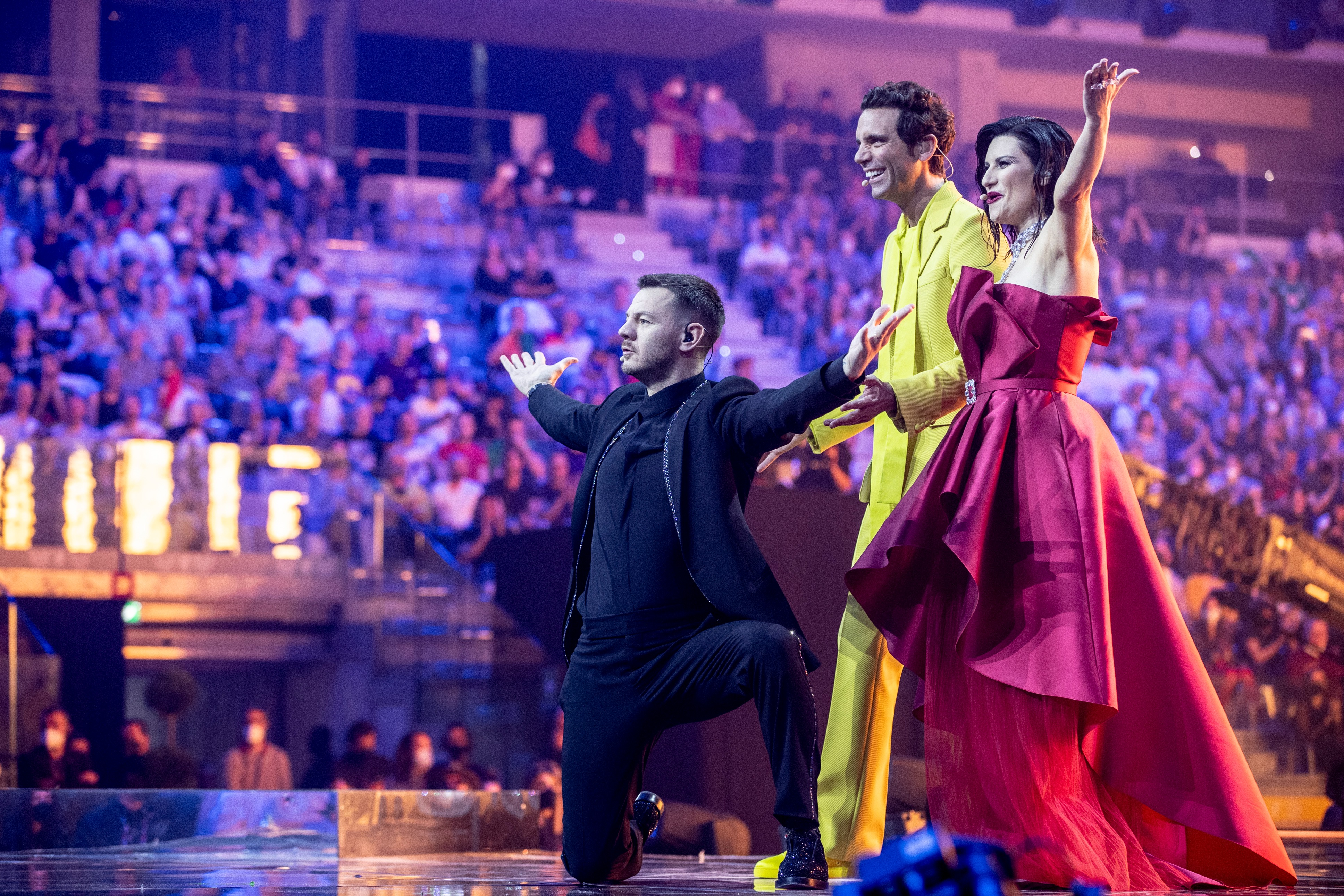 Alessandro Cattelan, Mika és Laura Pausini műsorvezetők a második elődöntőben - Andreas Putting (EBU) fotója
