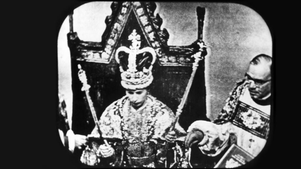 Pillanatfelvétel II. Erzsébet királynő koronázásának 1953. június 2-i élő közvetítéséből, a BBC Television adásában - BBC-fotó (p06vvm57)