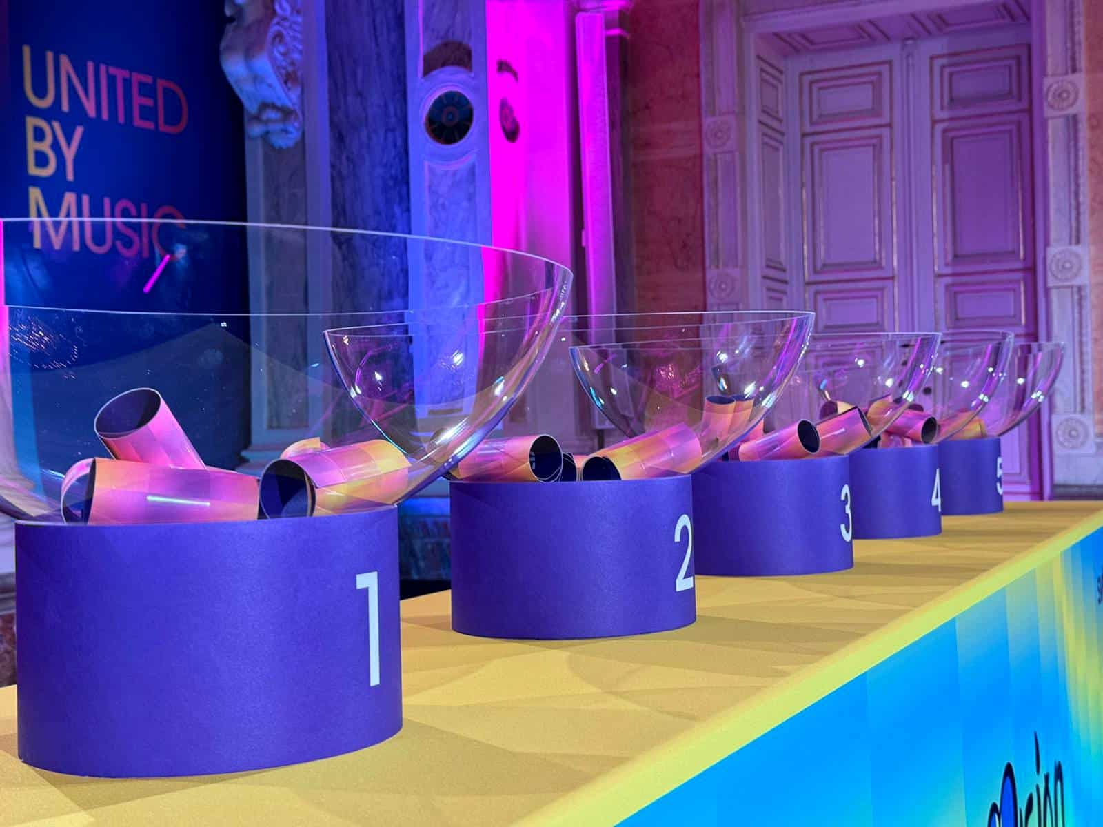 A sorsoló edények (kalapok) a malmöi Eurovíziós Dalfesztivál nyitóeseményén, az elődöntők sorsolásán 2024-ben - Urszula Striner (SVT) fotója