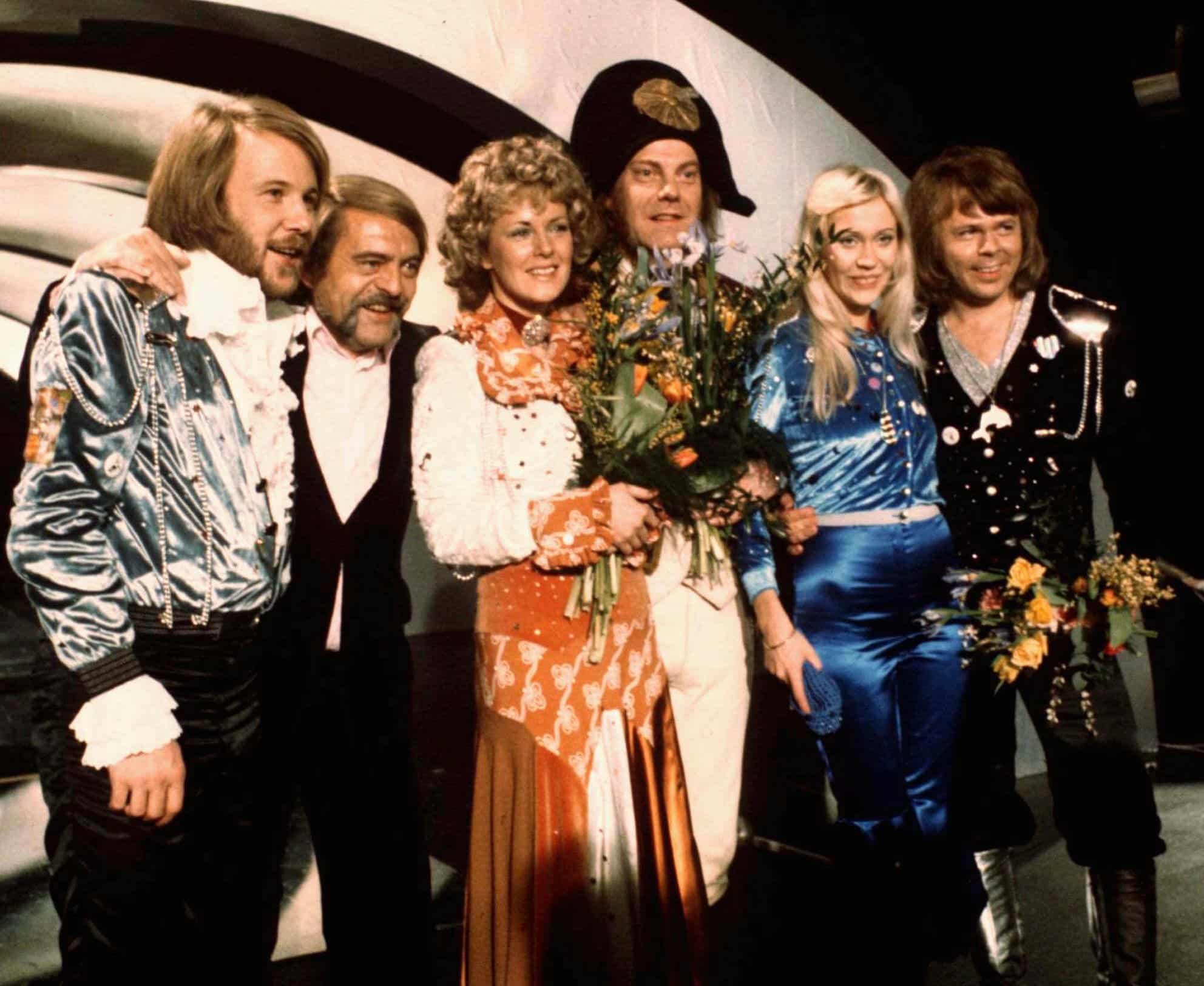 A svéd ABBA együttes tagjai és közeli társaik a Waterloo című daluk győzelmét ünneplik az Eurovíziós Dalfesztiválon az angliai Brightonban 1974. április 6-án - az AP-Associated Press fotója